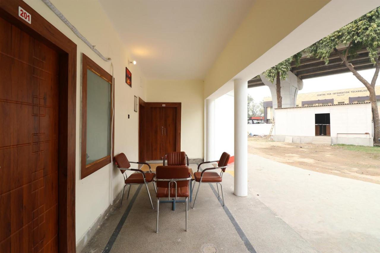Oyo 28212 High Court View Hotell Allāhābād Junction Eksteriør bilde